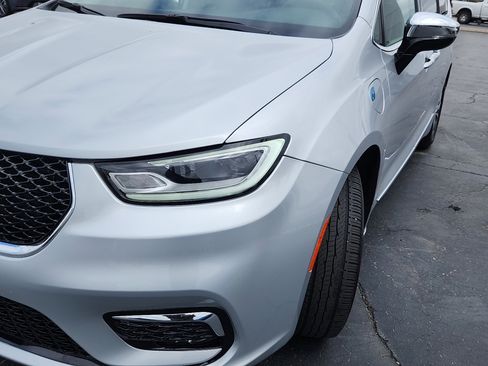 Used 2023 Chrysler Pacifica Limited image 9