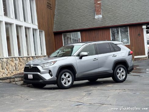 Used 2019 Toyota RAV4 XLE w/ Convenience Package image 2