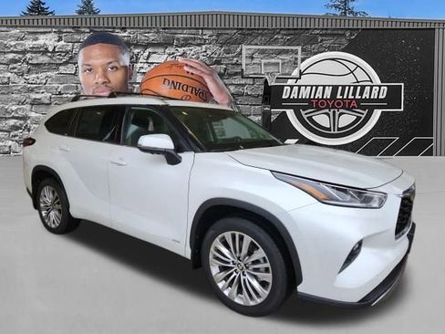 New 2026 Toyota Highlander Platinum image 1