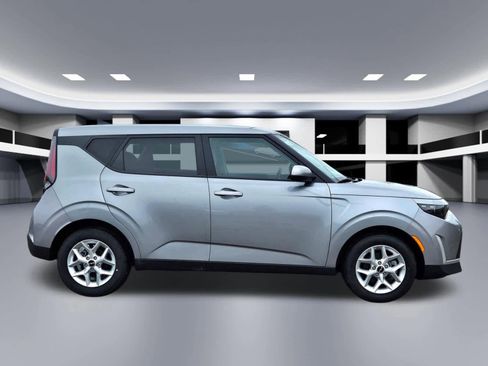Certified 2025 Kia Soul S FWD image 6