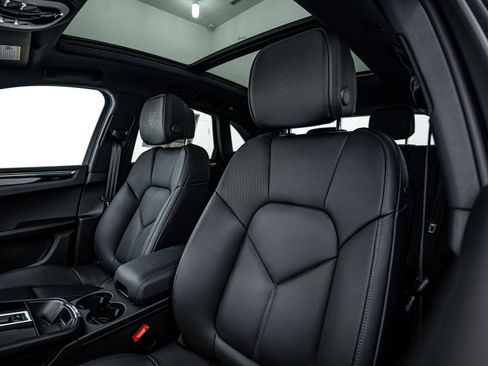 Certified 2025 Porsche Macan Turbo image 5
