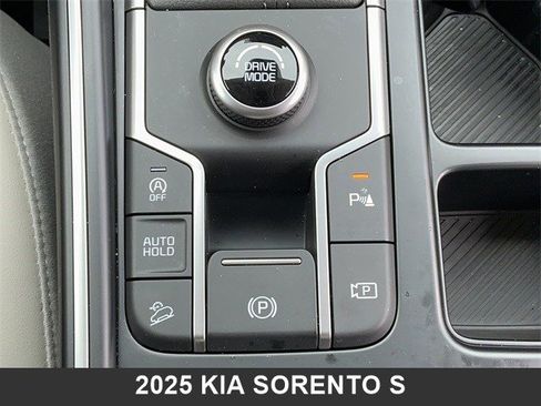 Certified 2025 Kia Sorento S image 23