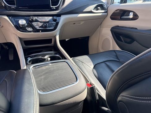 Used 2023 Chrysler Pacifica Limited FWD image 29