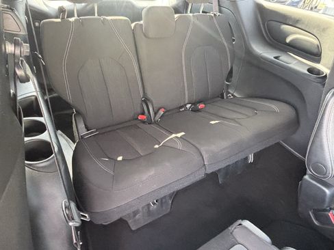 Used 2024 Chrysler Pacifica Touring FWD image 12
