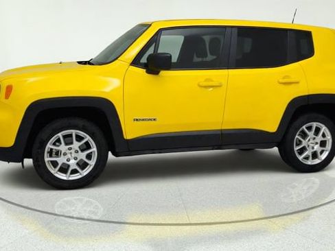 Used 2023 Jeep Renegade Latitude AWD/4WD image 2