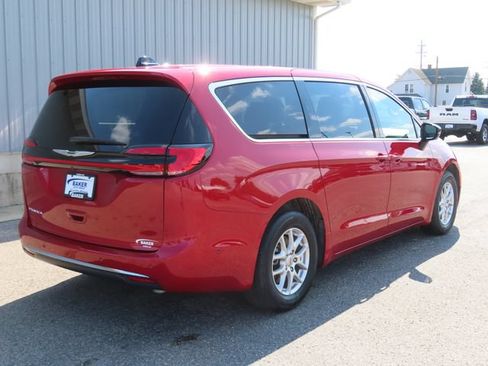 Used 2025 Chrysler Pacifica Select FWD image 4