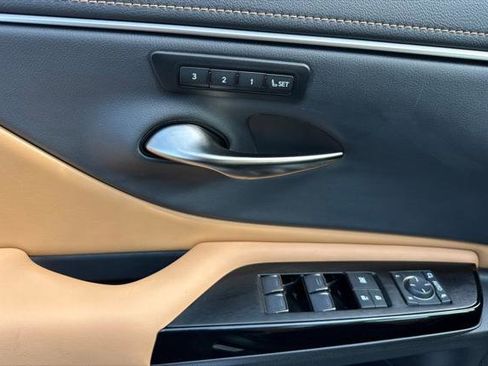 Used 2024 Lexus ES 350 w/ Premium Package FWD image 10