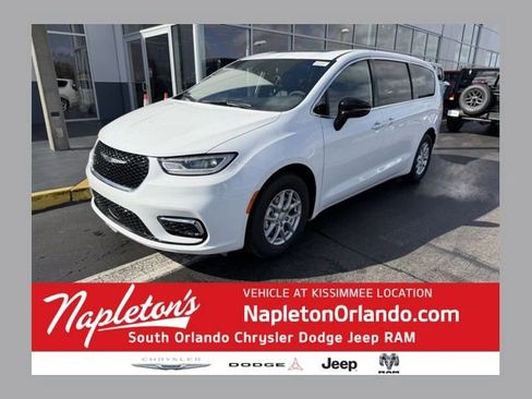 New 2026 Chrysler Pacifica Select image 1