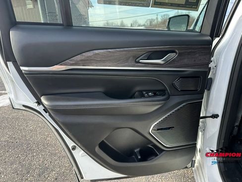 Used 2023 Jeep Grand Cherokee Overland image 21