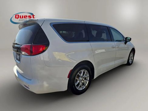 Used 2022 Chrysler Voyager LX FWD image 3