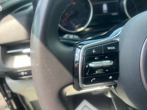 Used 2024 Kia Carnival EX FWD image 21