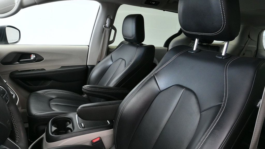 Used 2023 Chrysler Pacifica Touring-L FWD image 13