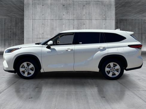 Used 2021 Toyota Highlander LE FWD image 2
