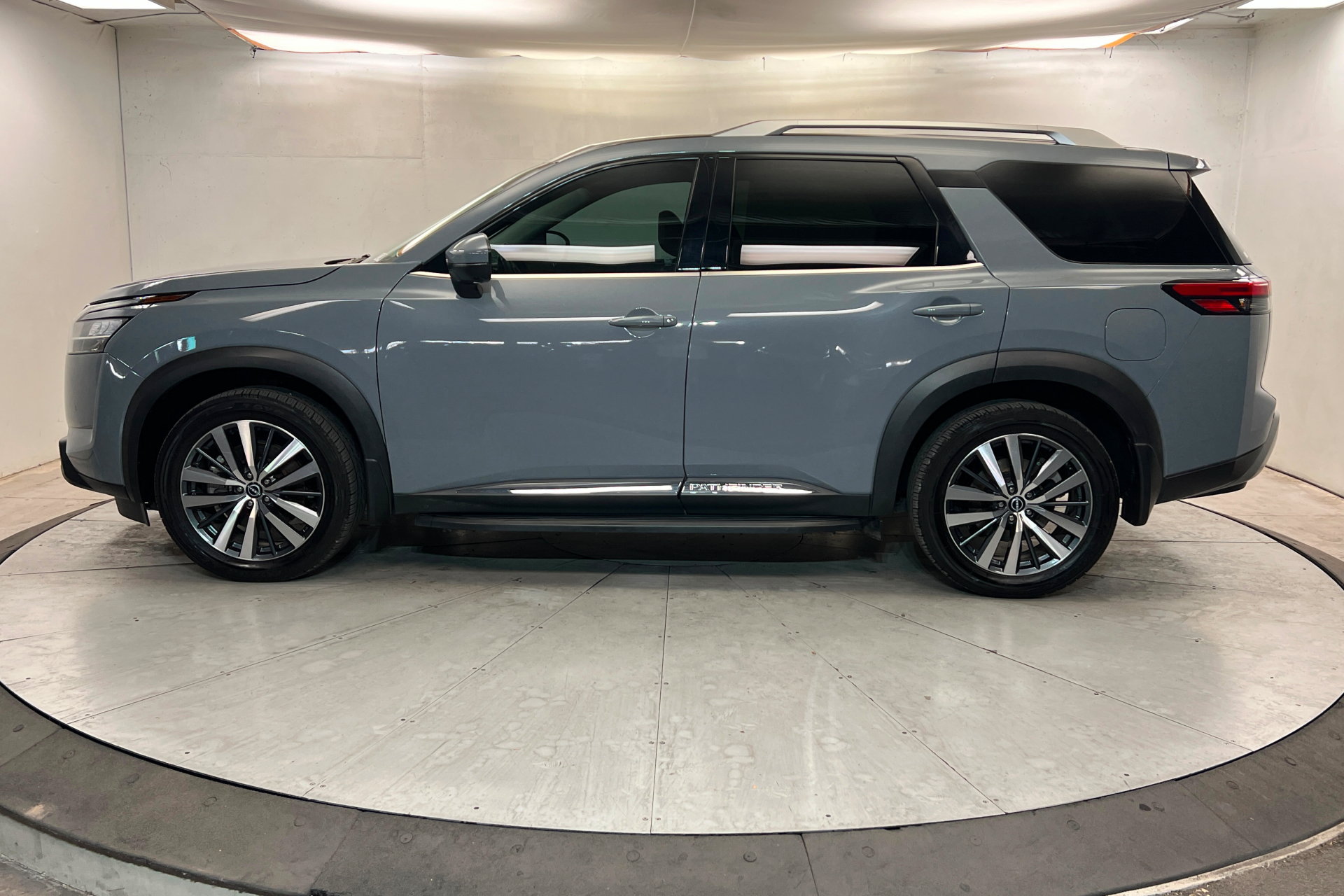Used 2022 Nissan Pathfinder Platinum w/ Lighting Package (N93) AWD/4WD image 2