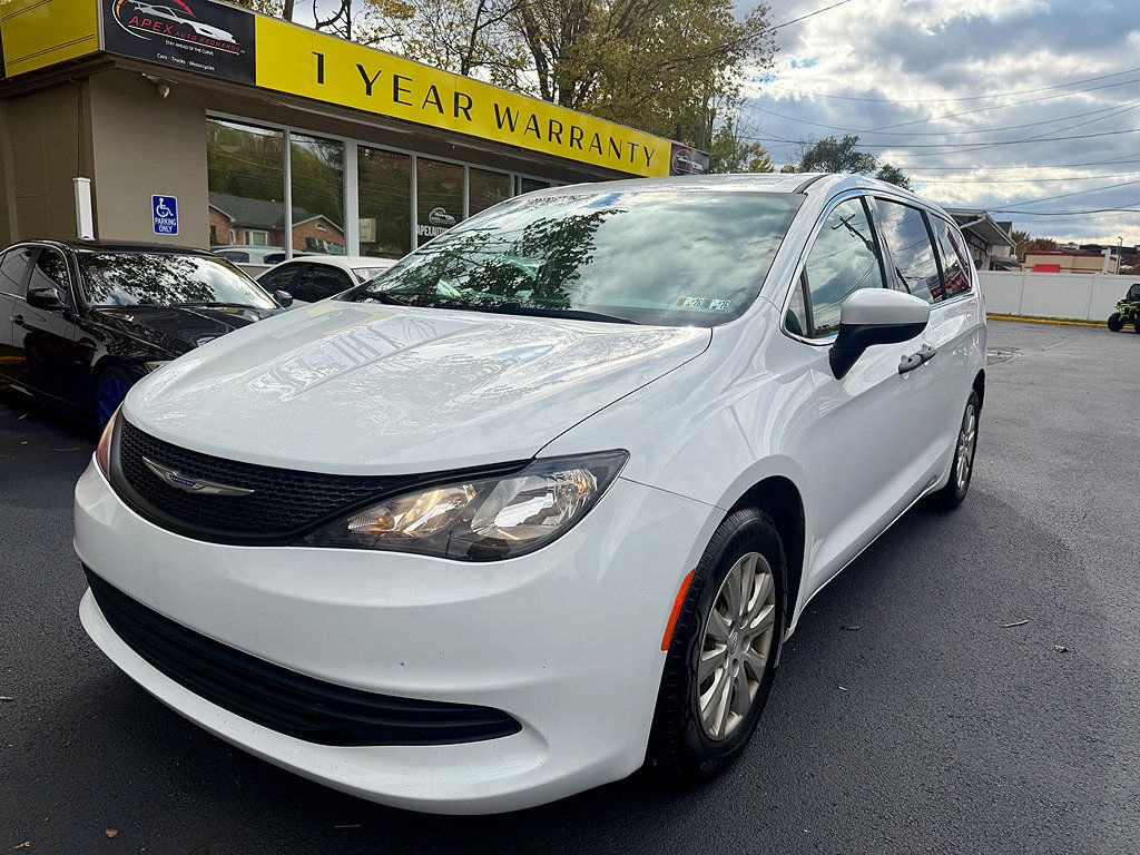 Used 2020 Chrysler Voyager L FWD image 1