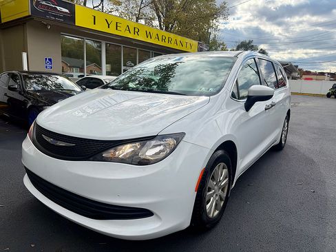 Used 2020 Chrysler Voyager L FWD image 1
