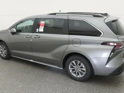 New 2026 Toyota Sienna XLE FWD image 4