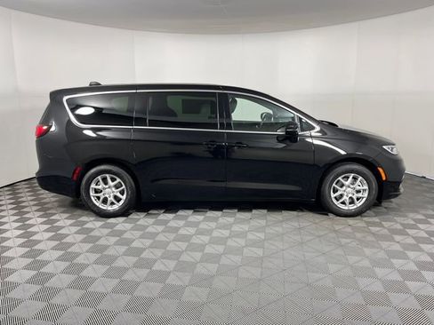 New 2026 Chrysler Pacifica Select image 4