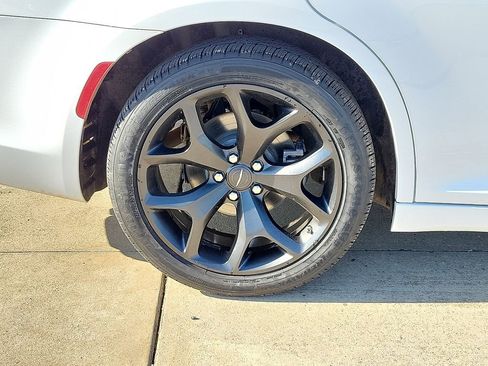 Used 2023 Chrysler 300 Touring w/ Sport Appearance Package image 7