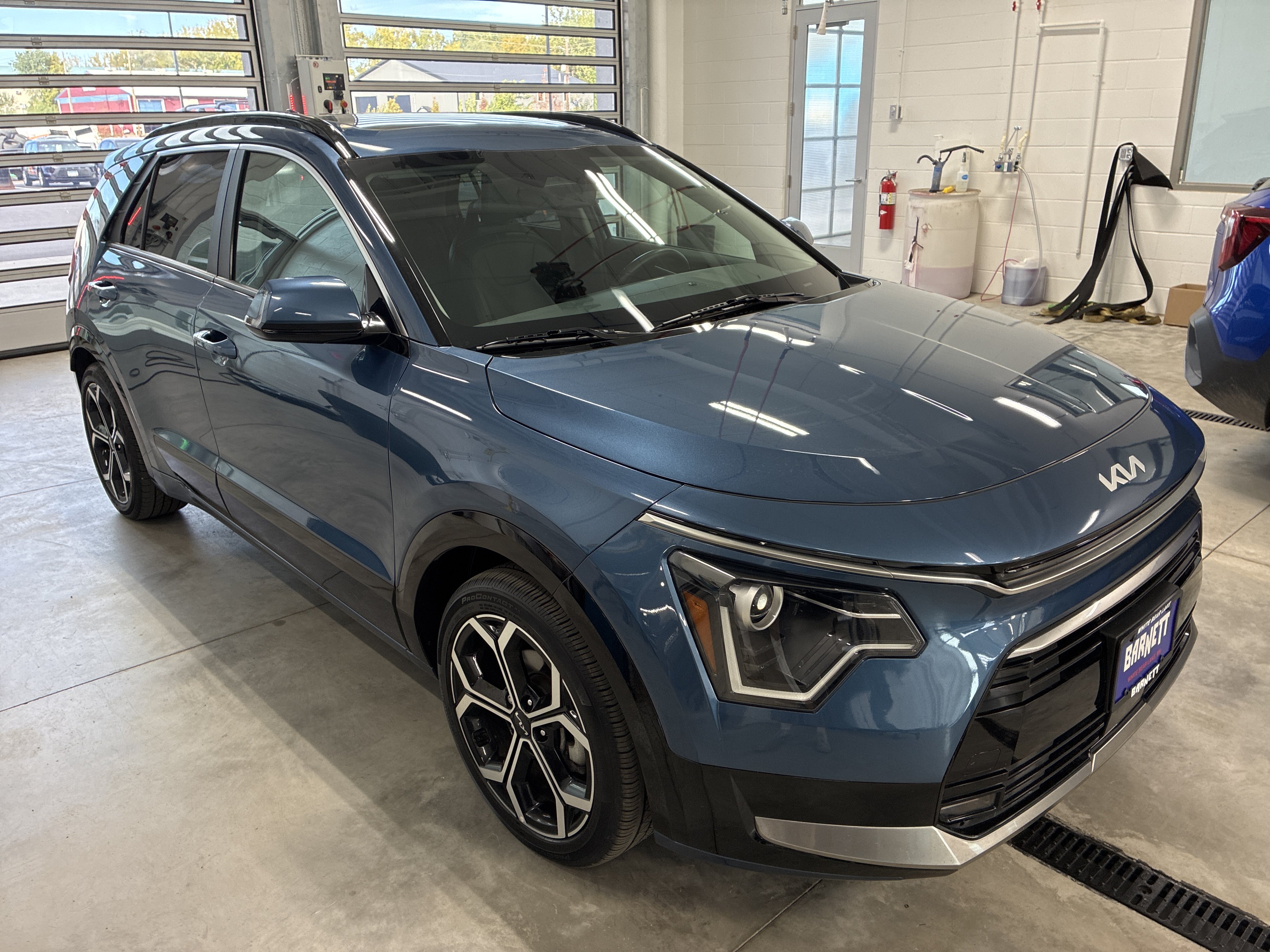 Certified 2023 Kia Niro EX Touring FWD image 2