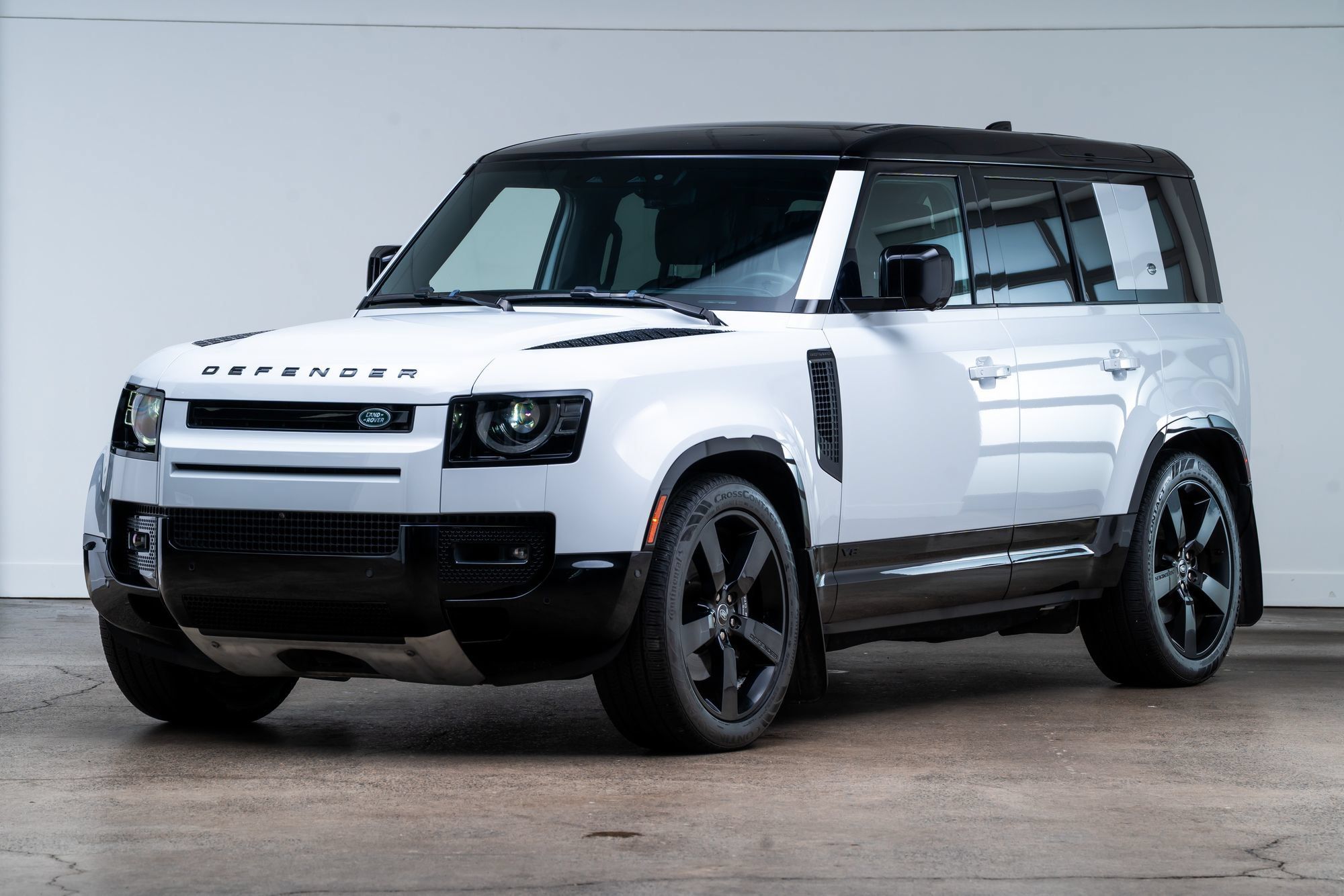 Used 2023 Land Rover Defender 110 V8 AWD/4WD image 3