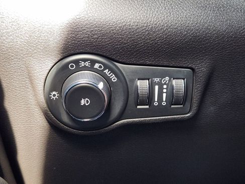 Used 2024 Jeep Compass Latitude w/ Sun and Sound Group AWD/4WD image 31