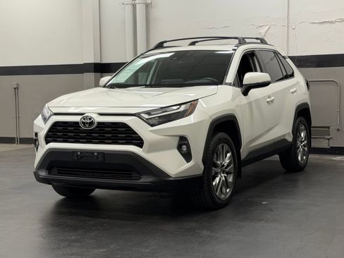 Used 2022 Toyota RAV4 XLE Premium AWD/4WD image 5