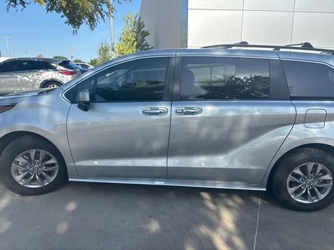 Used 2023 Toyota Sienna XLE FWD image 5