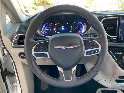 Used 2024 Chrysler Pacifica Limited FWD image 48