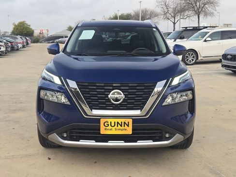 Used 2021 Nissan Rogue Platinum image 2