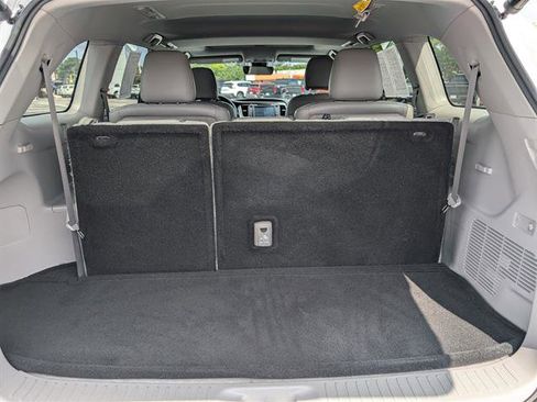 Used 2017 Toyota Highlander Limited image 12