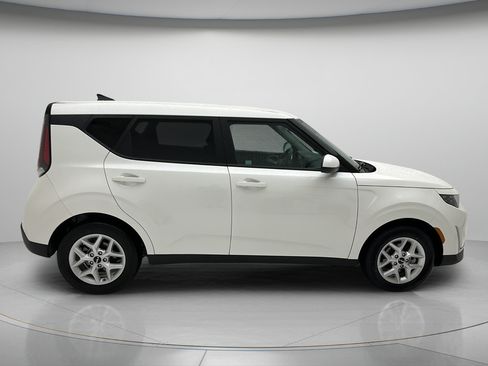 Used 2025 Kia Soul LX w/ LX Technology Package FWD image 6