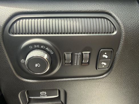 Used 2022 Jeep Wagoneer Series II w/ Premium Group I AWD/4WD image 16