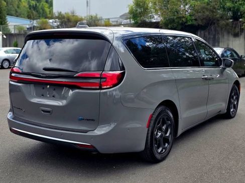 Used 2022 Chrysler Pacifica Limited w/ S Appearance Package FWD image 7