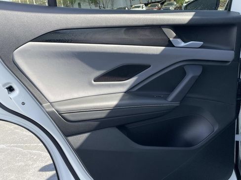 Certified 2025 Volkswagen Tiguan SE image 11