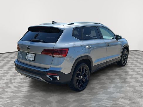 Used 2023 Volkswagen Taos SE w/ Panoramic Sunroof Package FWD image 5