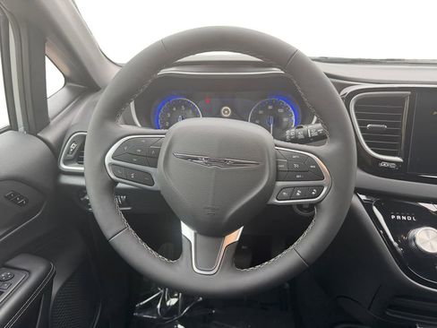 Used 2026 Chrysler Pacifica Select image 12