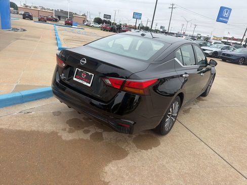 Used 2025 Nissan Altima 2.5 SV FWD image 12