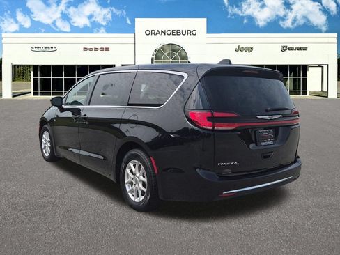 Used 2024 Chrysler Pacifica Touring-L FWD image 8