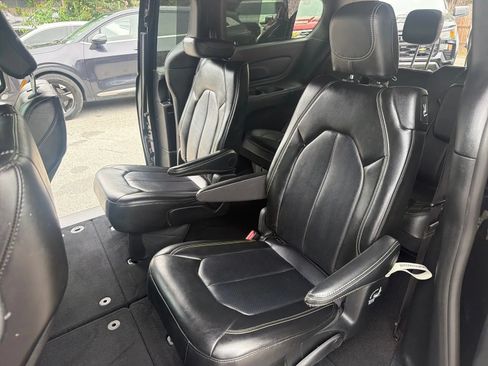 Used 2025 Chrysler Pacifica Select FWD image 16