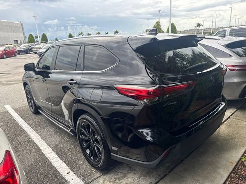 Used 2023 Toyota Highlander XLE FWD image 3