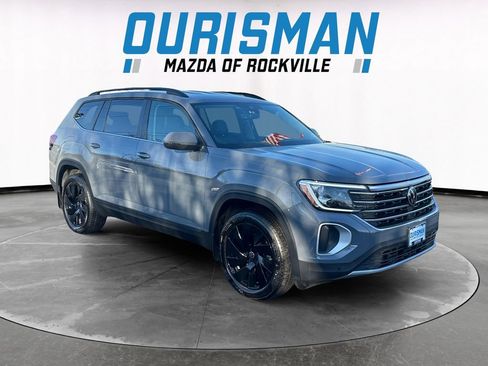 Used 2025 Volkswagen Atlas SE w/ Black Wheel Package image 1