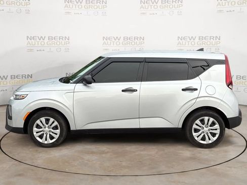 Used 2020 Kia Soul LX FWD image 2