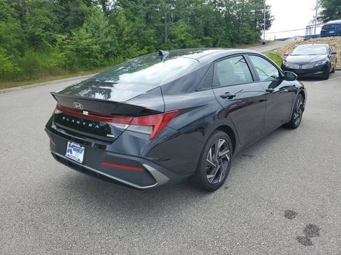 Used 2025 Hyundai Elantra SEL FWD image 4