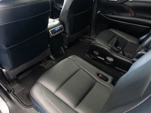 Used 2018 Toyota Highlander Limited Platinum AWD/4WD image 25