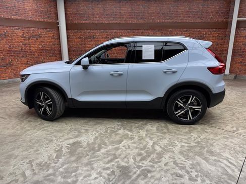 Used 2025 Volvo XC40 B5 Core image 2