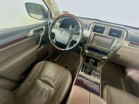 Used 2017 Lexus GX 460 image 9