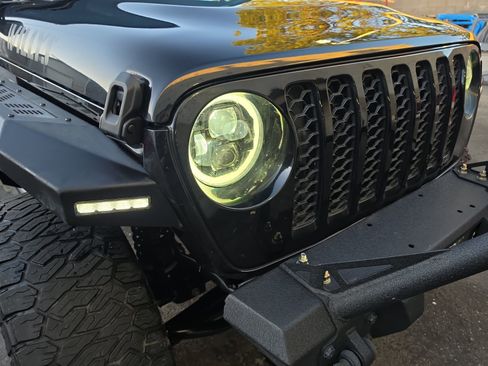 Used 2023 Jeep Gladiator Sport AWD/4WD image 9