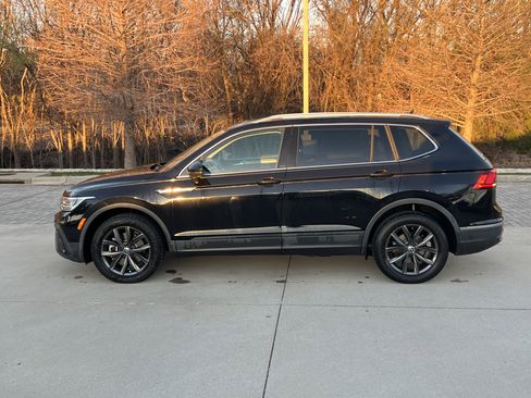 Used 2023 Volkswagen Tiguan SE w/ Panoramic Sunroof Package image 7