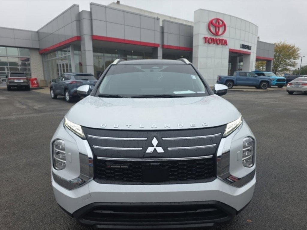 Used 2025 Mitsubishi Outlander ES AWD/4WD image 2